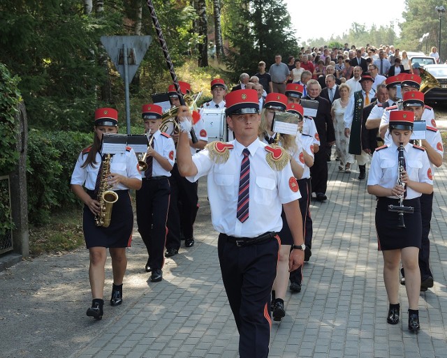 Dożynkowy korowód prowadzony przez orkiestrę