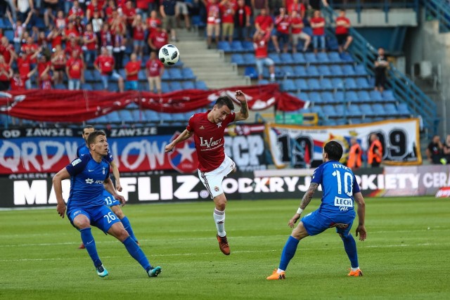 Marko Kolar (w środku) zdecydował się pozostać w Wiśle Kraków