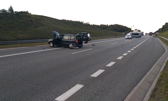 Dzisiaj przed godziną 18:00 doszło do kolizji pojazdów na obwodnicy Słupska.Ze wstępnych ustaleń policji wynika, że w kierunku Sławna jechały dwa samochody ciężarowe; natomiast w kierunku Kobylnicy osobowy Mercedes. Drugi z tirów zaczął nagle wyprzedzać pierwszego co zmusiło kierowcę Mercedesa do hamowania. W wyniku tego znajduje się on na przeciwległym pasie ruchu, odbija się od barierki i uderza w tył jadącego Opla. Sprawcą zdarzenia jest wyprzedzający samochodem ciężarowym 24 letni mieszkaniec gminy Darłowo. Policja przebadała uczestników zdarzenie na zawartość alkoholu wydychanym w powietrzu. Wszyscy byli trzeźwi. Trzy osoby zostały przewiezione do słupskiego szpitala.