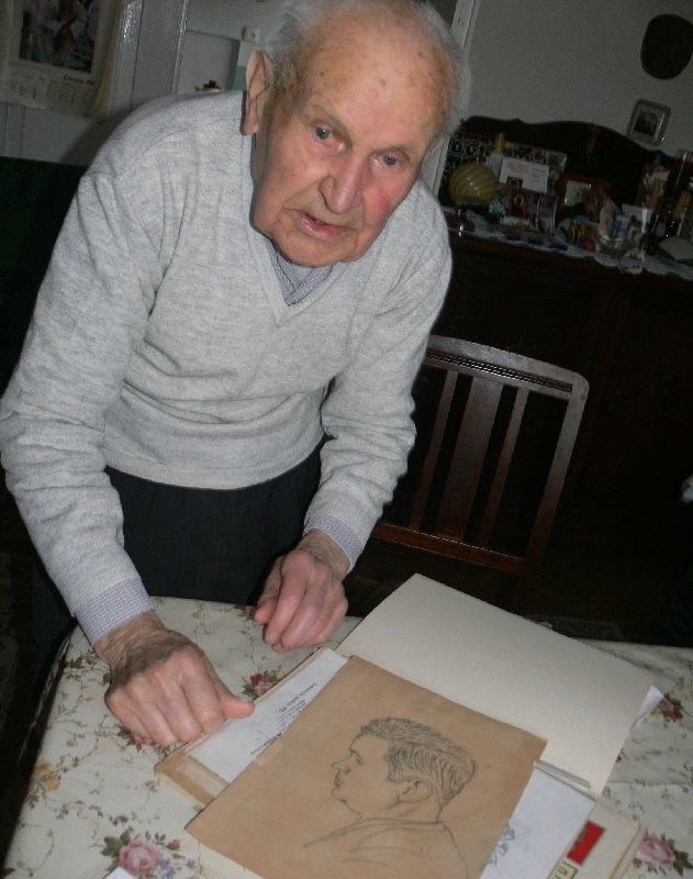 Józef Siwiec pokazuje swój portret, który w 1955 roku narysował dla niego kolega.