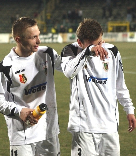 Po zakończeniu spotkania w Katowicach popłakał się młody obrońca "Stalówki", Mariusz Myszka (z prawej, obok Krzysztof Trela).