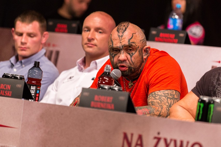 Marcin Różalski to zawodnik MMA. Poza ringiem znany jest z...