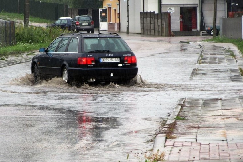 Mońki. Ulice i piwnice zalewane po intensywnych opadach deszczu (zdjęcia)