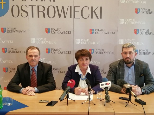 Od lewej wicestarosta Andrzej Jabłoński, starosta Marzena Dębniak i naczelnik Wydziału Organizacyjno - Prawnego w Starostwie Powiatowym Łukasz Witkowski.