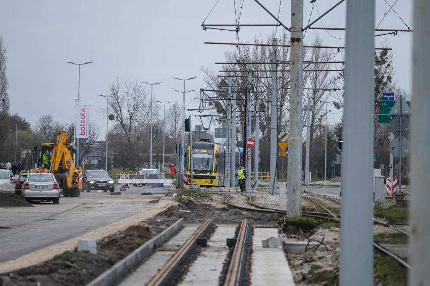 Kolejny już miesiąc trwa tutaj przebudowa torowiska, u...