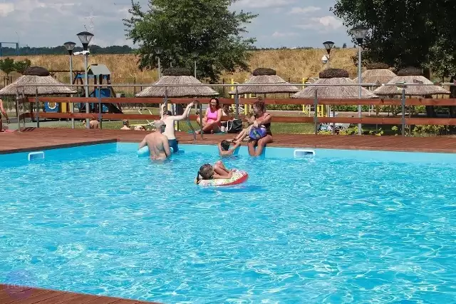 Przy Płockiej z użytkowania wyłączono basen rekreacyjny. Brodzik i wodny plac zabaw są dostępne. Tak wyglądało otwarcie sezonu na basenach w 2023 roku.