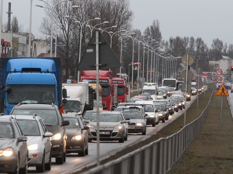 Chwilę po kolizji samochody usiłujące wyjechać z Kielc...