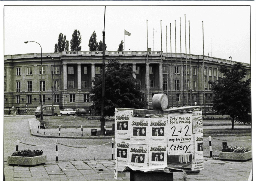 Plakaty wyborcze na tle siedziby Komitetu Wojewódzkiego...