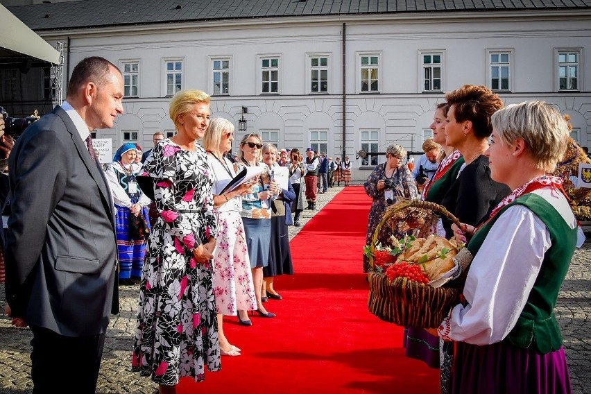 Wieniec dożynkowy z Łoniowa wyróżniony na dożynkach w Pałacu Prezydenckim. Andrzej Duda dostał w prezencie wino i ogórki [ZDJĘCIA]