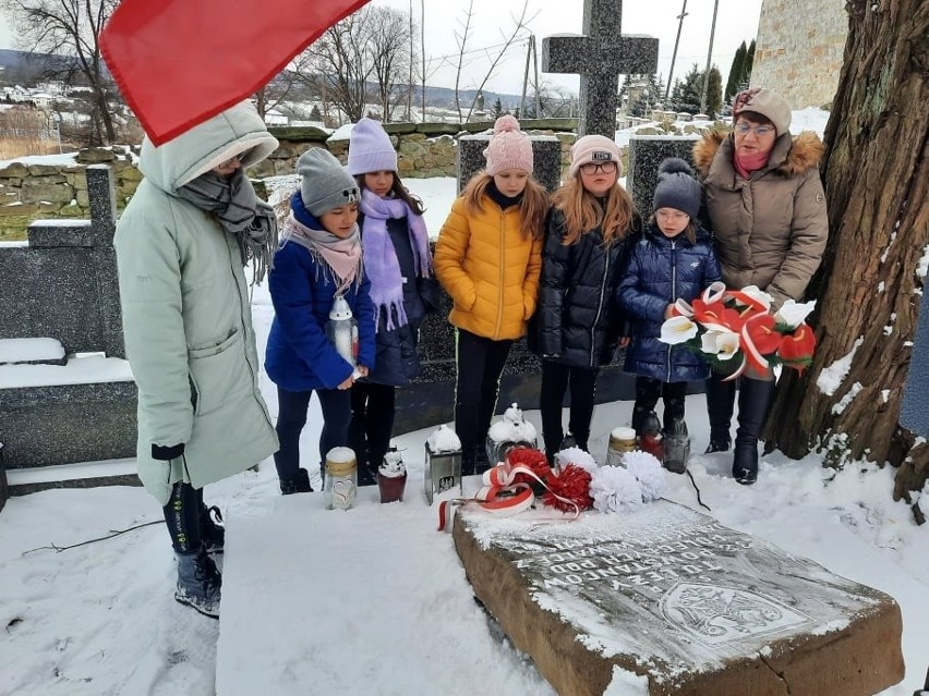Dzieci i młodzież z gminy Kunów odwiedzili groby powstańców...