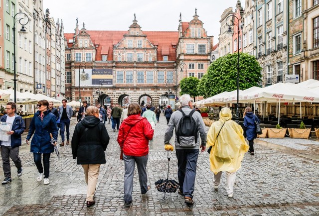 Obecną nawierzchnię ul. Długi Targ stanowią zarówno płyty granitowe, jak i kostka kamienna. W efekcie eksploatacji część płyt posiada pęknięcia i wyszczerbienia.