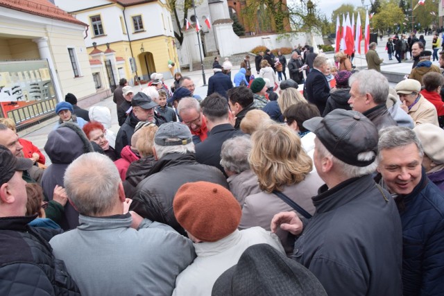 Dzień Flagi w Białymstoku. Był pokaz musztry oraz odśpiewanie hymnu. Wszyscy jednak czekali na darmowe flagi