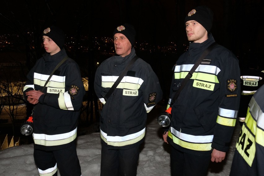 Kilkudziesięciu policjantów i strażaków z Przemyśla oraz...