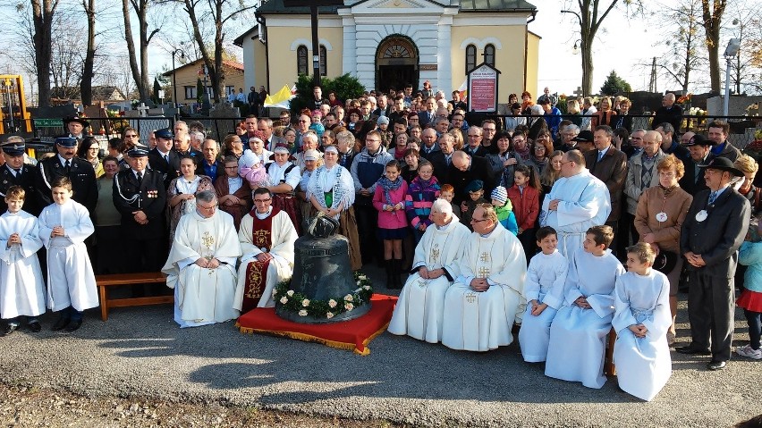 Simoradz: Zrabowany w czasie wojny dzwon wrócił dzisiaj do parafii [FOTORELACJA]