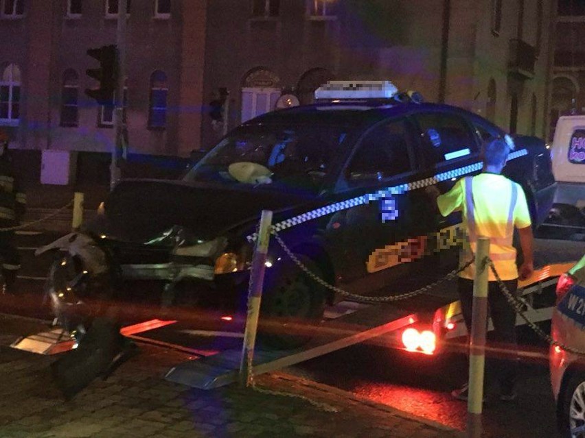 Pijany taksówkarz wjechał autem do lombardu w Koszalinie [zdjęcia]