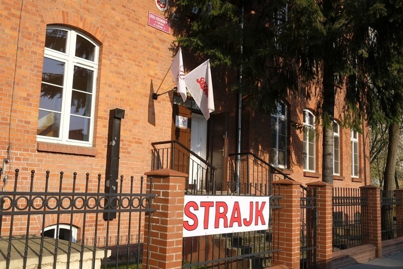 Strajk nauczycieli w Toruniu. Jak wyglądają szkoły i przedszkola? Co się w nich dzieje? 