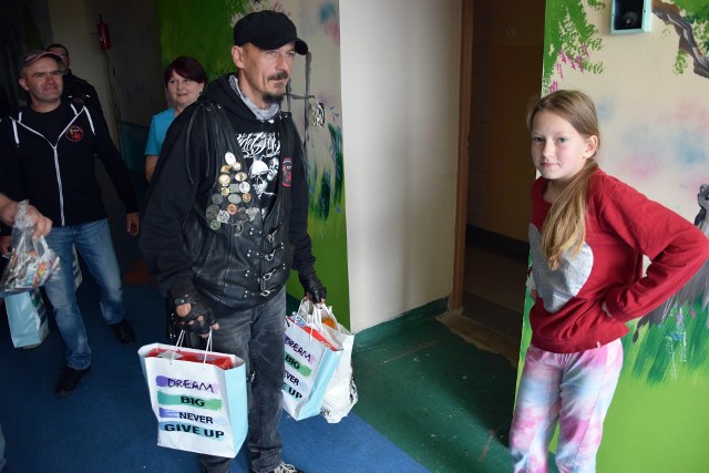 Motocykliści z miasteckiego stowarzyszenia "Gryf" przyjechali, z okazji Dnia Dziecka, do pacjentów oddziału dziecięcego Szpitala Miejskiego w Miastku. Oczywiście z prezentami.