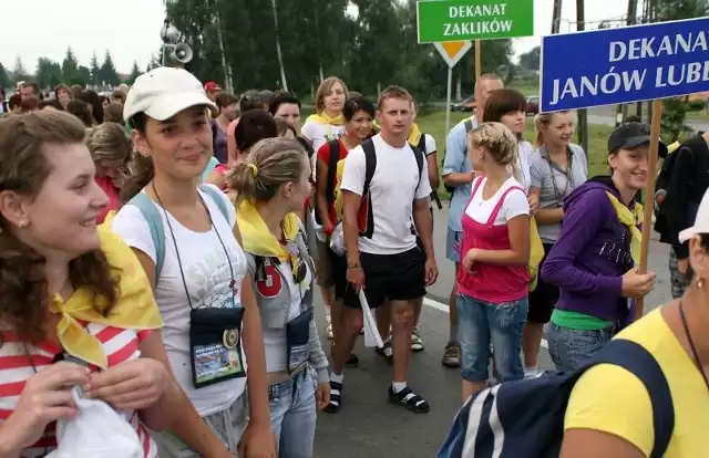 Pierwszy raz idziemy w pielgrzymce. Jest fajnie, choć nogi bolą - mówi z uśmiechem 15-letnia Justyna Flis z Ujścia koło Janowa Lubelskiego (w czapce z daszkiem). Na Jasną Górę wybrała się z trzema koleżankami.