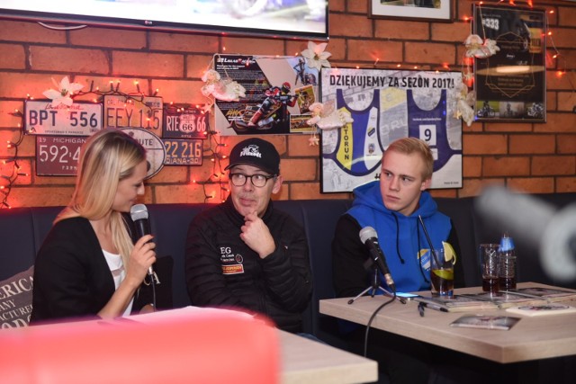 Erik Gundersen z wizytą w Toruniu. Trzykrotny mistrz świata pojawił się w klubie razem z Timem Soerensenem. Młody Duńczyk podpisał niedawno kontrakt z Get Well Toruń. Według zapewnień Gundersena ma być talentem, jakiego w Danii dawno nie było.Duńczyk rozmawiał się tylko z działaczami Get Well. W środę spotkał się także z kibicami w jednej z toruńskiej restauracji. Mamy zdjęcia z tej imprezy >>>