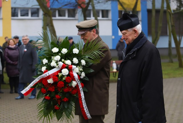 Uroczystości w VI Liceum Ogólnokształcącym w Toruniu z okazji 83. rocznicy pierwszej deportacji Polaków na Sybir