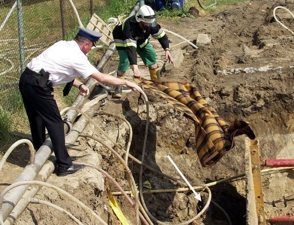 - Strażak i policjant okryli bombę kocem, aby osłonić ją przed przegrzaniem na słońcu.