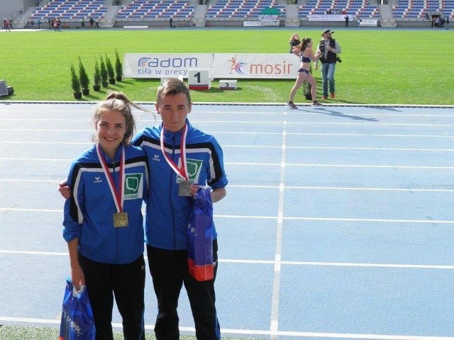 Agnieszka Dybka i Radosław Moskal z medalami.