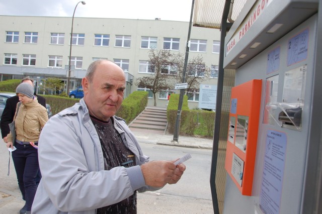 Stanisław Kmieć na parkingu Szpitala św. Łukasza codziennie zostawia od kilku do kilkunastu złotych. - Te opłaty powinny być niższe, dużo niższe. Szpital zarabia na nieszczęściu chorych i ich bliskich - mówi