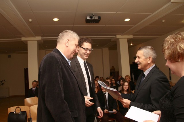 Prezes ICN Polfa Rzeszów S.A. Tadeusz Pietrasz (z prawej) wręcza stypendium Bartoszowi Pałce, studentowi Politechniki Rzeszowskiej. Z lewej ojciec stypendysty.
