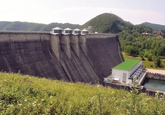 Zapora w Solinie pełni wiele funkcji - produkuje energię, zapewnia wodę pitną, redukuje zagrożenie powodziowe i przyciąga turystów.