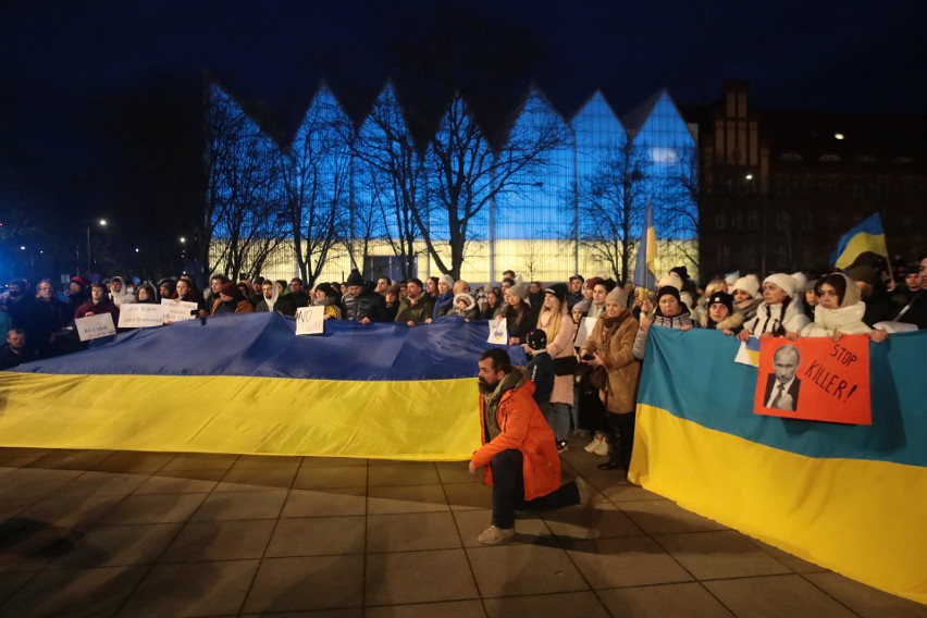 Szczecin solidarny z Ukrainą. Antywojenna manifestacja na placu Solidarności