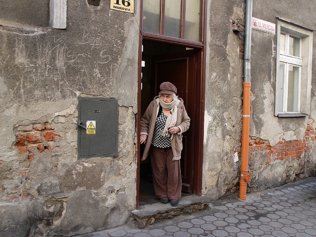 - Tynki odpadają, stopień się rozpada, wstyd dla nas i całego miasta, bo przecież to samo centrum - mówi Helena Kuleta mieszkająca w domu, przy ul. Murowej 16.