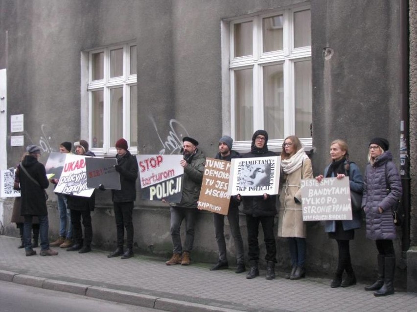 Podobnie jak podczas poprzednich rozpraw przed wejściem do...