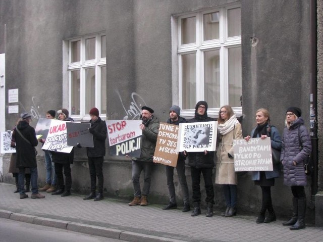 Podobnie jak podczas poprzednich rozpraw przed wejściem do ostrowskiego sądu odbyła się pikieta kolegów i krewnych Jędrzeja, który popełnił samobójstwo po opuszczeniu komendy policji, gdzie miał być torturowany.