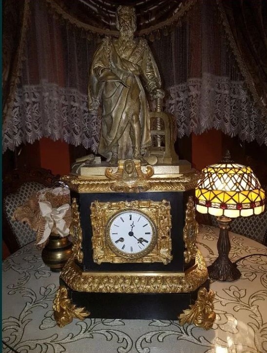 Francuski zegar kominkowy, stojący z figurą J.GUTENBERGA...