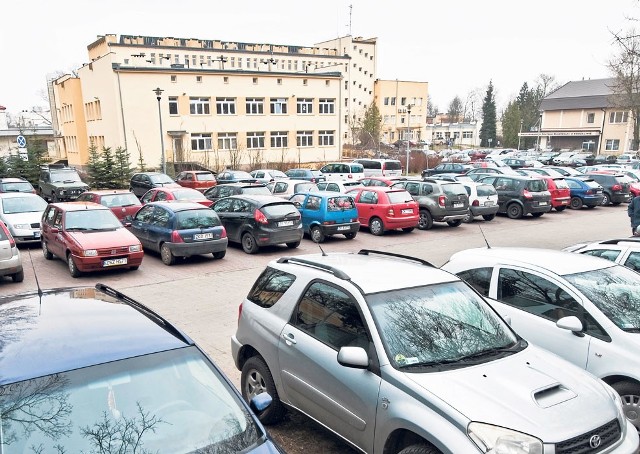 Obecnie  parking przy Szpitalu Wojewódzkim w Koszalinie jest darmowy. W dzień powszedni, zwłaszcza rano, trudno tu  o wolne miejsce.