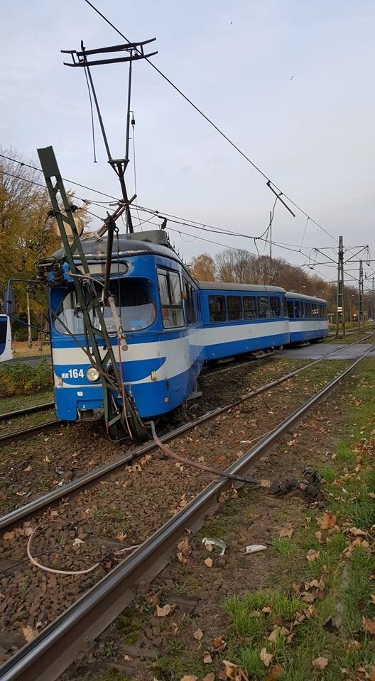 Zderzenie samochodu osobowego z tramwaje na al. Solidarności w Krakowie.