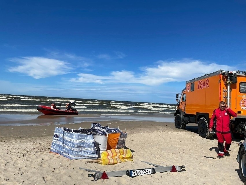 Akcja ratunkowa na plaży w Jantarze nad Bałtykiem. Strażak z Mrągowa uratował dwie tonące osoby [ZDJĘCIA]