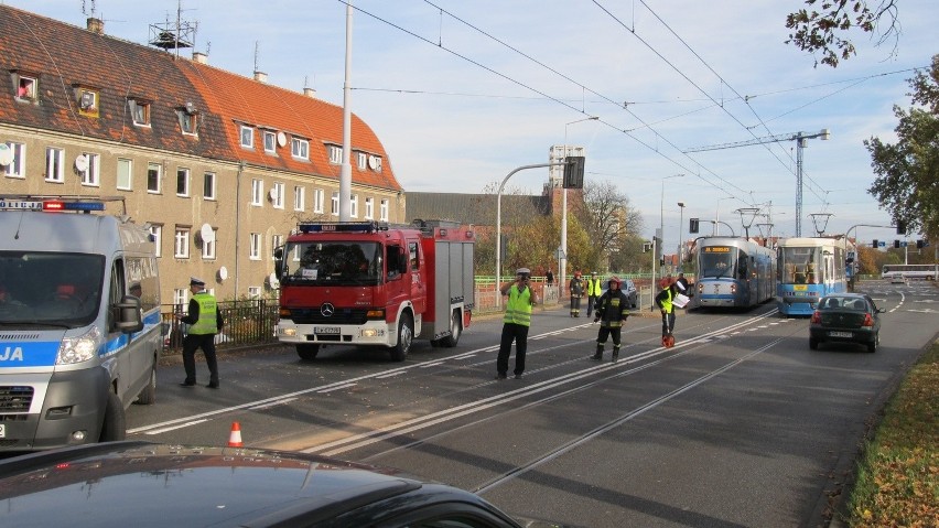 Wrocław: Wypadek na Osobowickiej. Kierowca potrącił motocyklistę i odjechał (ZDJĘCIA)