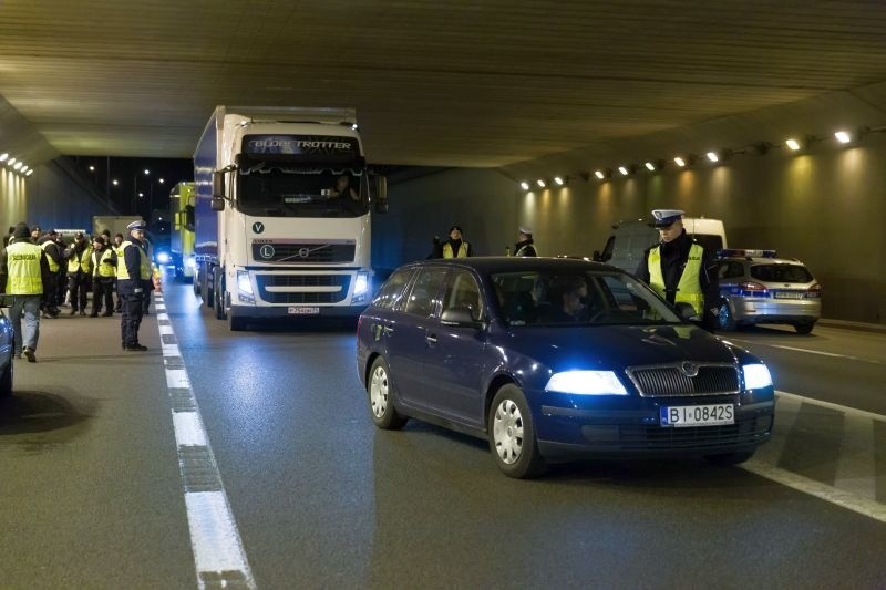 Ul. Kleeberga: Akcja Tunel. Policja i Izba Celna kontrolowały kierowców (zdjęcia)