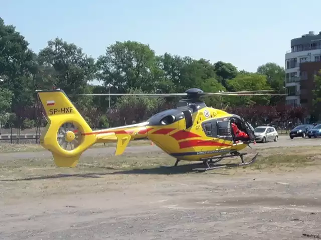 Śmigłowiec LPR na parkingu przy ul. Legionów w Świnoujściu.