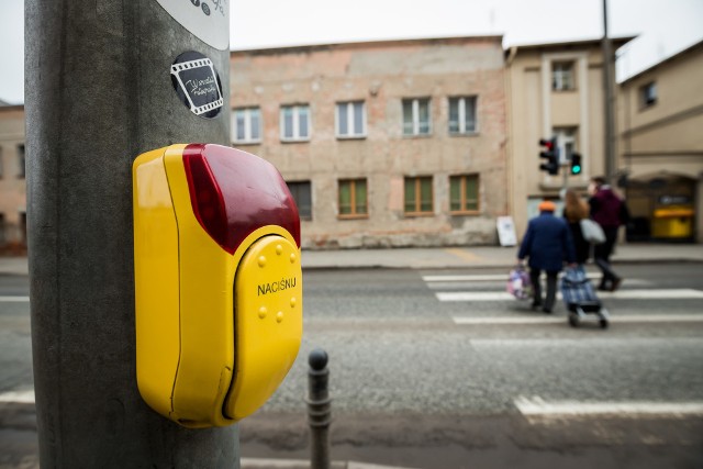 W Bydgoszczy przyciski na sygnalizatorach przy przejściach dla pieszych pozostaną włączone. - Są na tyle duże, że można je wcisnąć łokciem - twierdzą drogowcy. Wyłączone są natomiast tzw. "ciepłe guziki" w pojazdach komunikacji miejskiej.