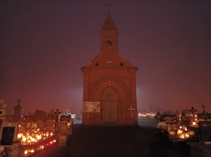 Cmentarz w Jelonkach o zmroku. Dzień Wszystkich Świętych był wyjątkowo mglisty 1.11.2022