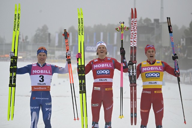 Najlepsza trójka sprintu rozegranego w Falun dwa dni temu. Od lewej Fin Lauri Vuorinen, Johannes Hoesflot Klaebo i trzeci w tamtym wyścigu triumfator sezonu Harald Ostberg Amundsen