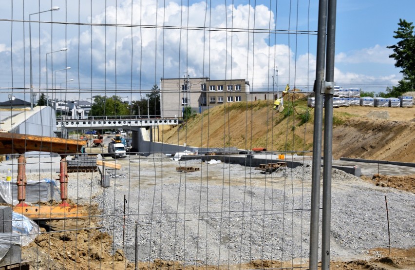 Obecnie przy drodze pod wiaduktem na al. Tarnowskich trwają...