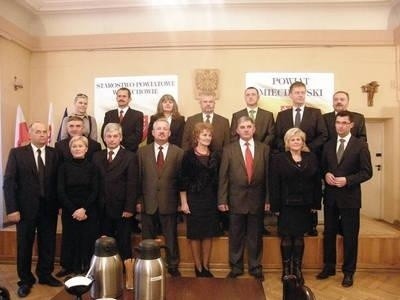 Podczas pierwszej sesji Rady Powiatu wybrano jej przewodniczącego. Został nim Marian Brodowicz (trzeci z prawej w dolnym rzędzie). Jutro radni zdecydują, kto będzie starostą Fot. Magdalena Uchto