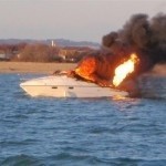 Łódź motorowa stanęła w ogniu na jeziorze Białe.