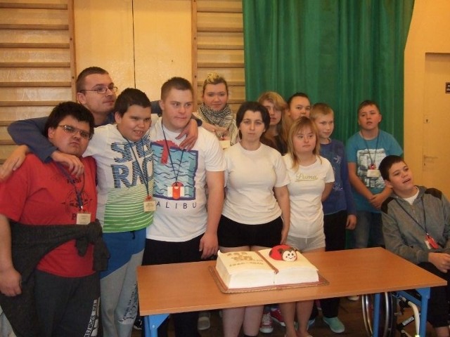 Na urodziny szkoły w Grójcu jej od gości uczniowie dostali między innymi pyszny tort.