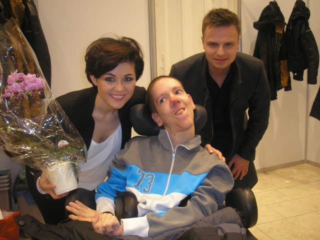 Damian zna wiele gwiazd. Tu na zdjęciu z Katarzyną Cichopek i jej mężem Marcinem Hakielem.
