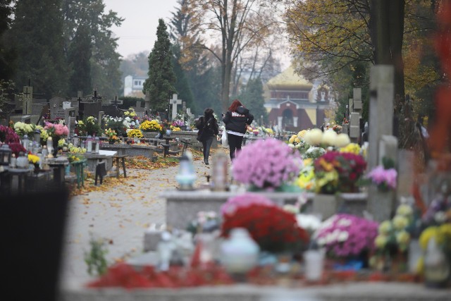 Dwie kobiety 1 listopada po południu spacerowały po cmentarzu na Dołach. Nie wiadomo, w jaki sposób dostały się na teren nekropolii. Pod każdym z cmentarzy stoi policja i straż miejska. Najwyraźniej paniom udało się umknąć ich uwadze. 