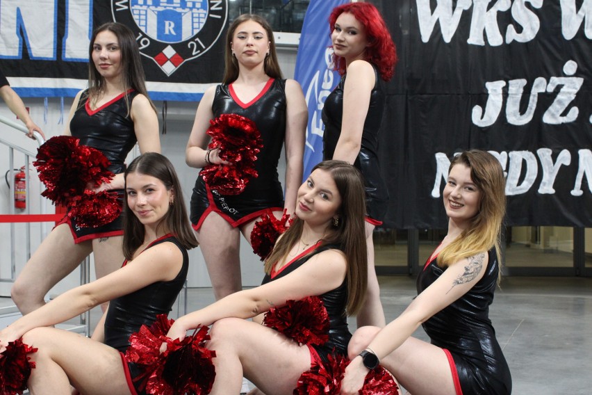 Cheerleaders Vibes Radom efektownym występem na meczu Czarnych z Cuprum podsumowały sezon taneczny. Zobacz zdjęcia